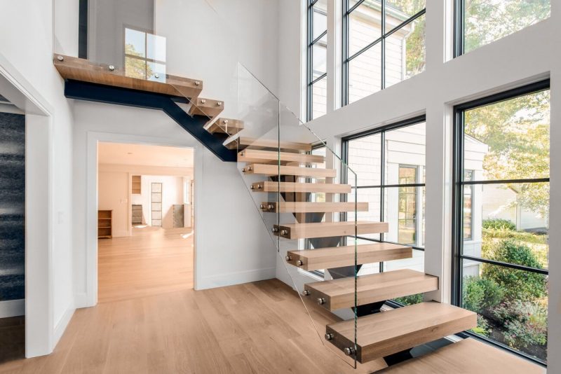 cầu thang gỗ bây giờ được mọi người lựa chọn nhiều nhất vì đáp ứng về thẩm mỹ cao. Những cách làm cầu thang gỗ trong nhà phù hợp nhất